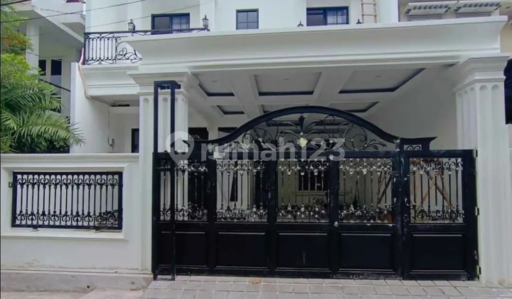 Rumah Mewah Claasic di Dalam Komplek