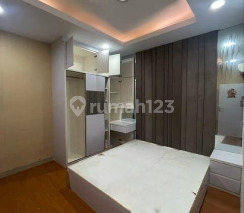 Dijual Rumah 2 Lantai Semi Furnish Bagus di Taman Surya 2