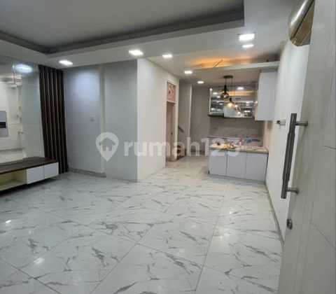Dijual Rumah 2 Lantai Semi Furnish Bagus di Taman Surya