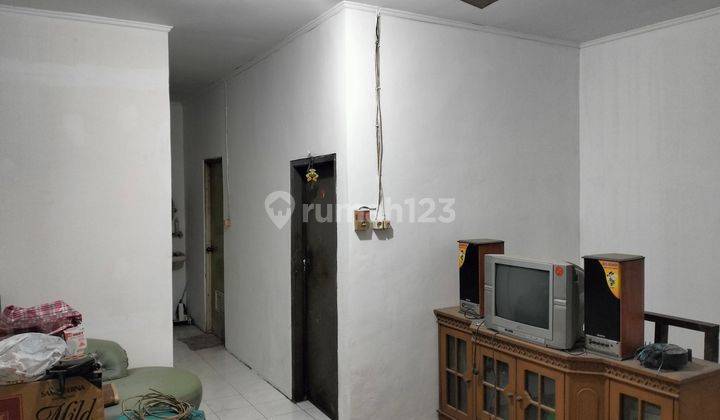 Rumah 2 lantai murah meriah pinggir jalan dwiwarna  2