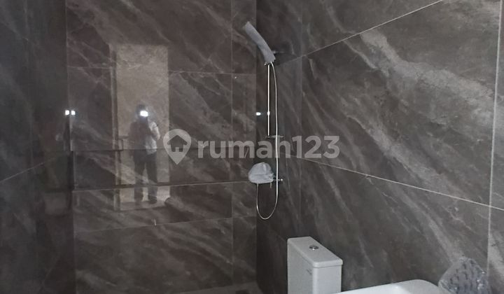 Dijual Rumah 3 Lantai di Taman Surya 5 2