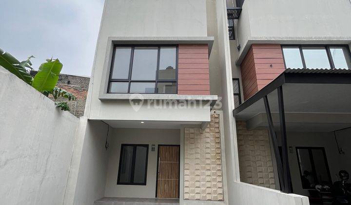 Rumah Minimalis Modern  3 Lantai dalam Perumahan Cawang 1