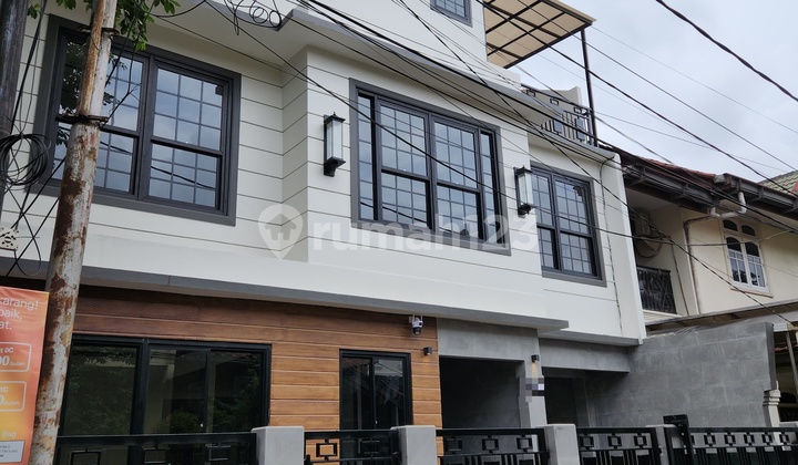 Rumah Baru 3 Lantai Dalam Komplek Pondok Bambu