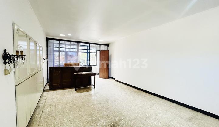 Rumah Strategis 2,5 Lantai Lokasi di Sayap Riau 2