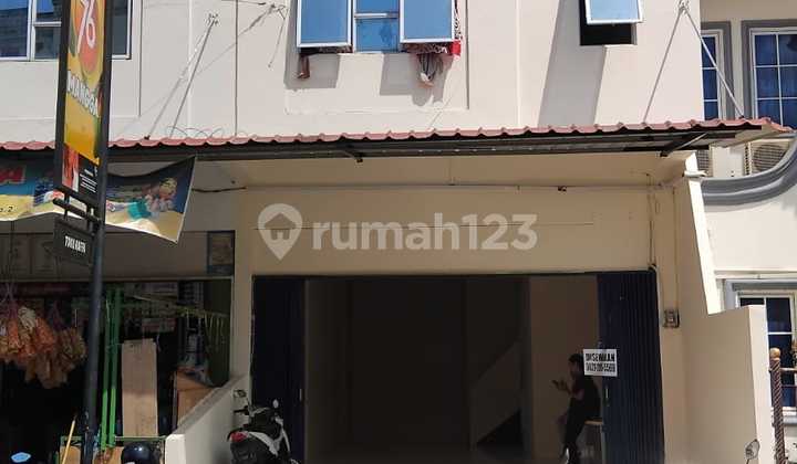 Town House. Legenda Malaka. Batam Center. Lokasi Sangat Ramai dan Adat. Sangat Potensi untuk Usaha Berbagai Jenis Usaha. untuk Lantai 1. dengan Ukuran Luas Tanah 4,5 X 12 = 54 M2. dan Ada 1(Satu) Kamar Mandi. dan Lantai2ada 4 Kt Dan2 Km Dapur Darurat. Coc