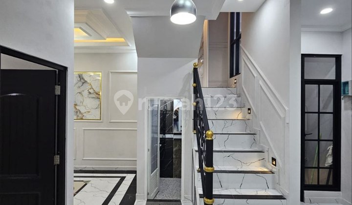 Dijual Rumah Mewah Model Clasik 3 Lt Jakarta Selatan 2