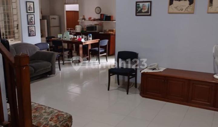 Here's the English translation: **For Sale: Nice and Ready-to-Occupy House in Banyumanik** 2