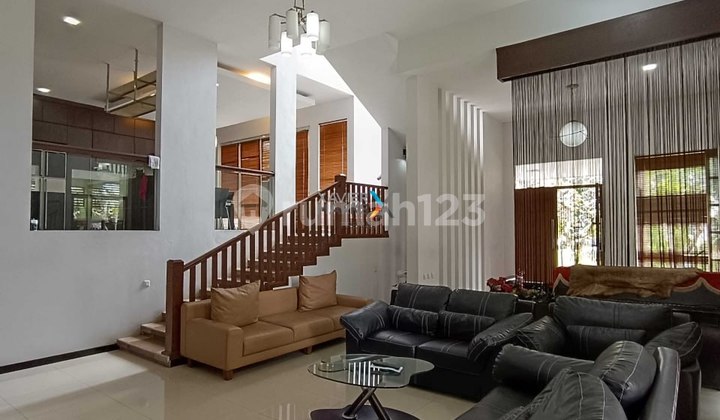 Split Level Hook House in Araya Blimbing Housing Estate, Malang City 2