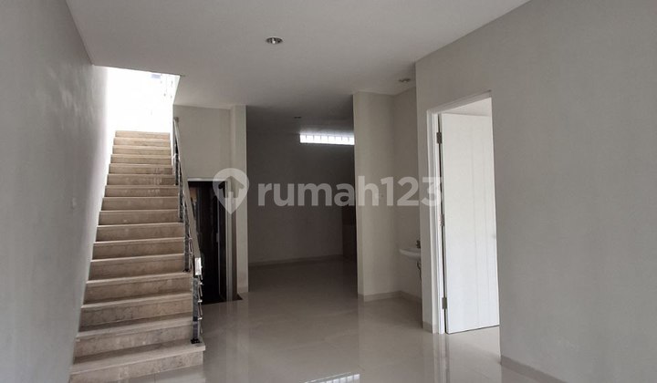 Rumah Villa Siap Huni Desain Modern di Adikusuma, Batu 2