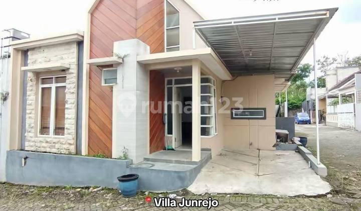 Furnished Villa Ready to Live In and Good in Junrejo Villa Cluster, Batu City