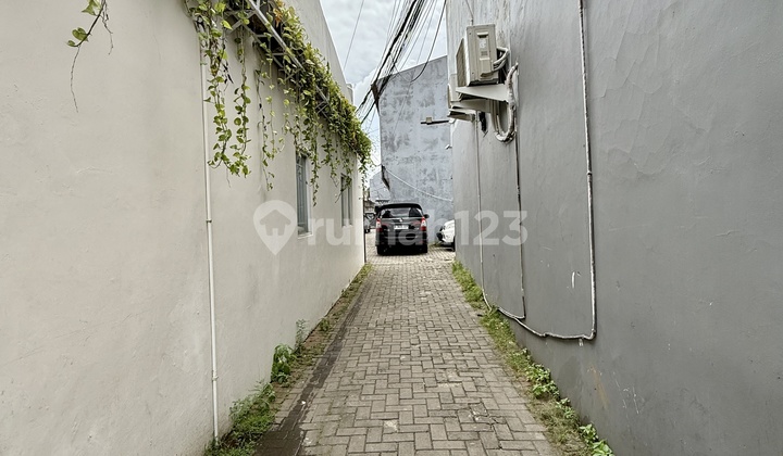 Kontrakan 22 Kamar dan 3 Ruko Aktif Pinggir Jalan Raya