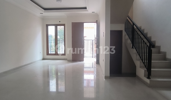 Selling a Prime, Ready-to-Occupy House Near Eco Park Tebet, South Jakarta 2