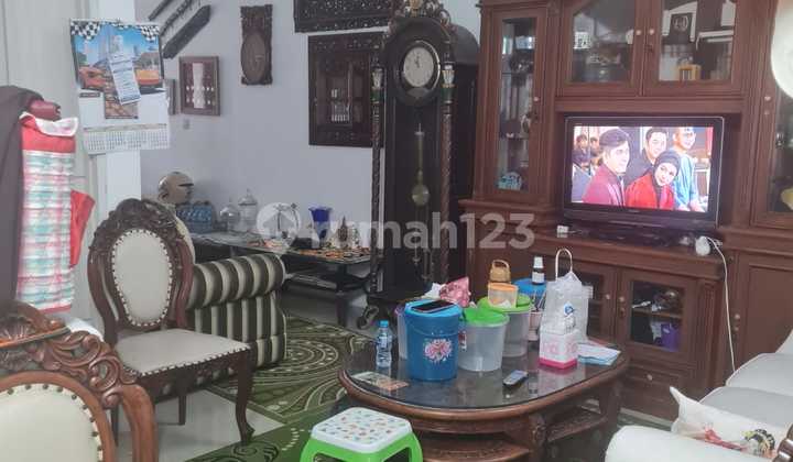 Well-Maintained Beautiful House in Batununggal Bandung 2