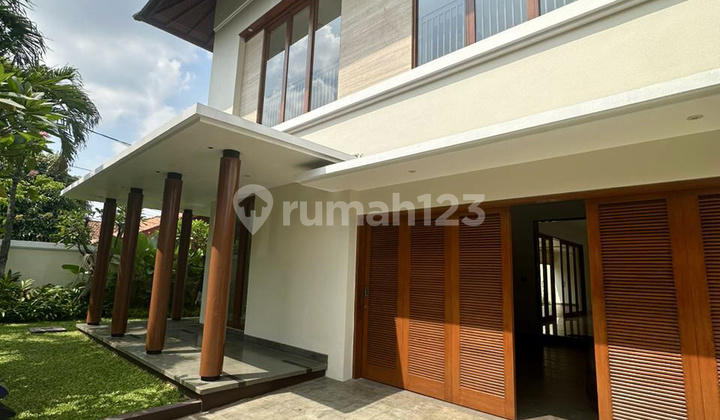 Disewakan Rumah Mewah ada Kolam Renang di Cipete Disewakan Rumah Mewah ada Kolam Renang di Cipete