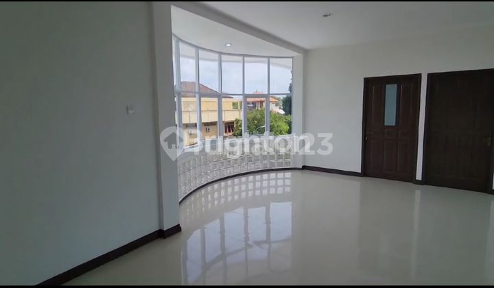 Ruko 3 Lantai Dengan 5 Kamar Tidur di Kuta Ruko 3 Lantai Dengan 5 Kamar Tidur di Kuta