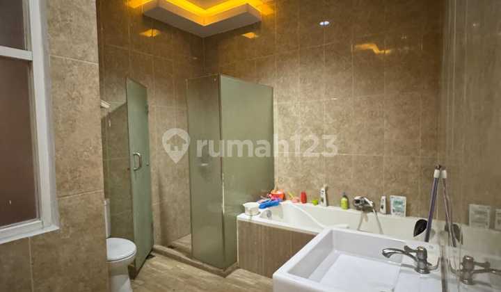 For quick sale: House in Summarecon Bekasi, Palm Cluster, main road. 2