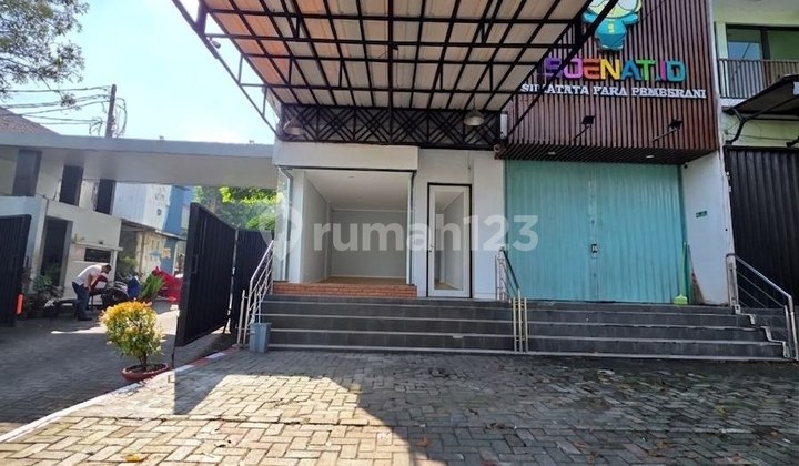 Ruko Ramai !!! 3 Lantai Pinggir Jalan Utama di Kahfi 1 Jaksel