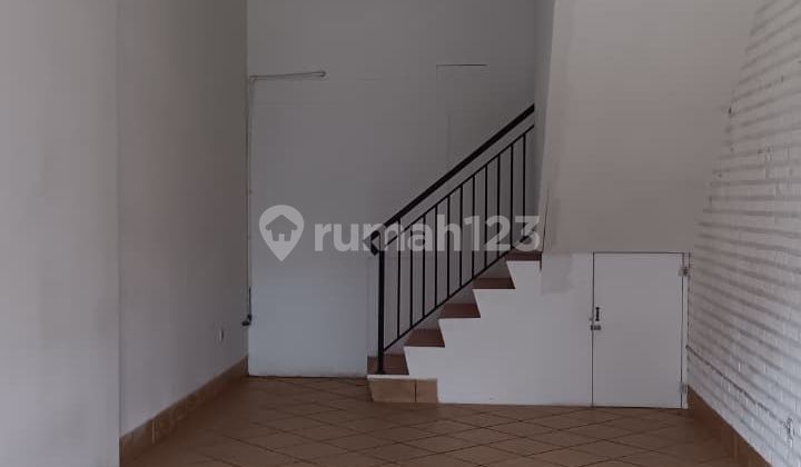 Ready-to-use strategic commercial shophouse, guaranteed profitable in East Depok. 2