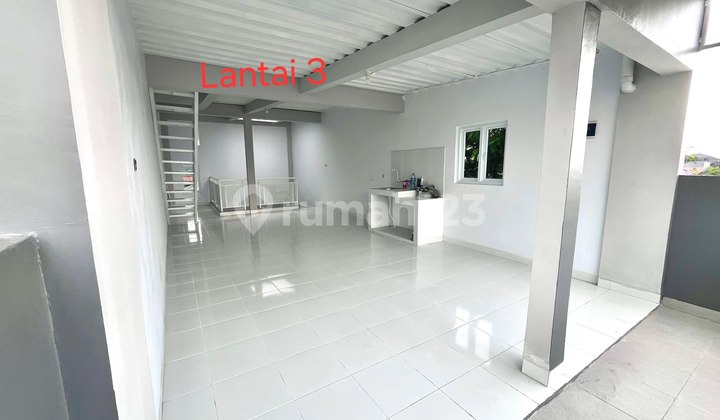 Busy Shophouse !!! Ready to Move In, Strategically Located on the Main Road of East Jakarta 2