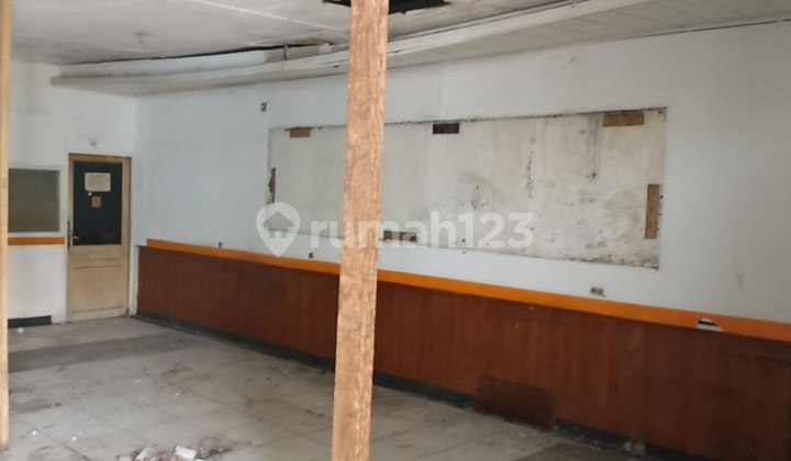 For rent: strategic commercial shop house by the roadside on Margonda Street, Depok For rent: strategic commercial shop house by the roadside on Margonda Street, Depok