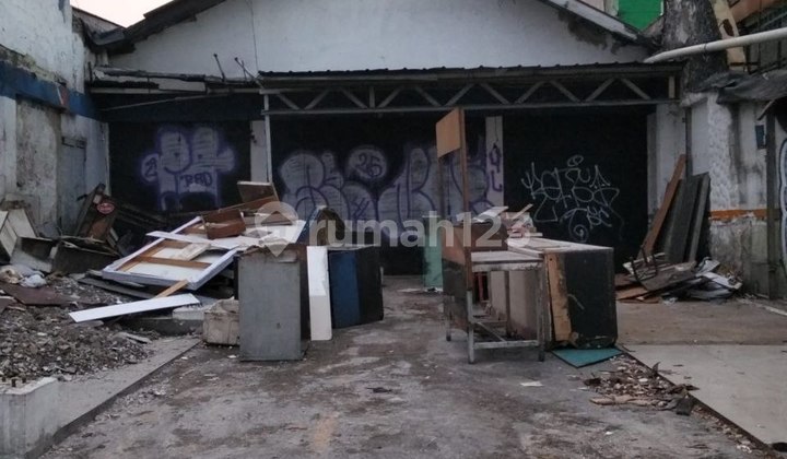For rent: strategic commercial shop house by the roadside on Margonda Street, Depok For rent: strategic commercial shop house by the roadside on Margonda Street, Depok