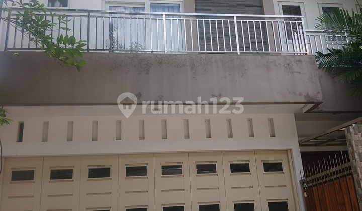 3-Story House Ready to Occupied with Many Rooms and Ensuite Bathrooms in Kemayoran, Central Jakarta 3-Story House Ready to Occupied with Many Rooms and Ensuite Bathrooms in Kemayoran, Central Jakarta