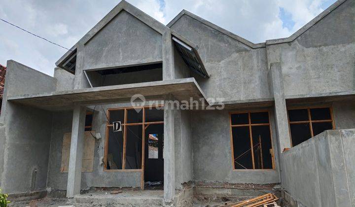 Rumah 1 Lantai Proses Finishing Di Kawasan Pemukiman Di Purwomartani Sleman Yogyakarta 1