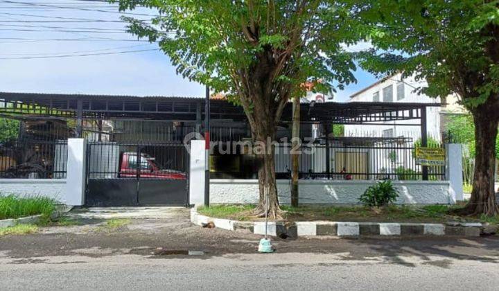 Rumah Usaha di Raya Anjasmoro Surabaya Pusat Area Parkir Luas  1