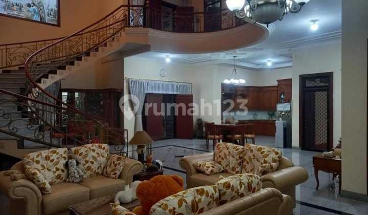 Rumah Mewah Full Furnished Pakuwon City 2.5 Lantai  2