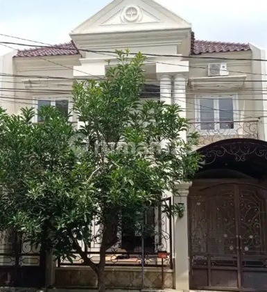 Magnificent House in Babatan Pratama Wiyung for Quick Sale