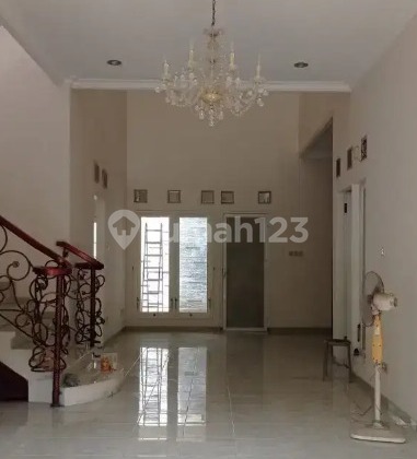 Magnificent House in Babatan Pratama Wiyung for Quick Sale 2