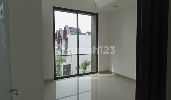 Disewakan Rumah 3 Lantai Bagus Dekat Tol