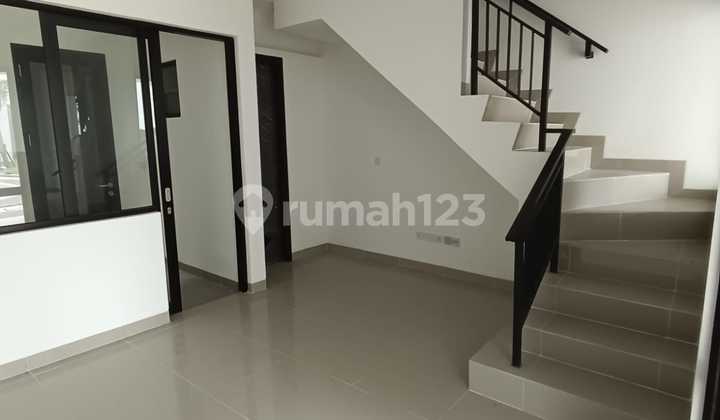 Disewakan Rumah 3 Lantai Bagus Dekat Tol 2