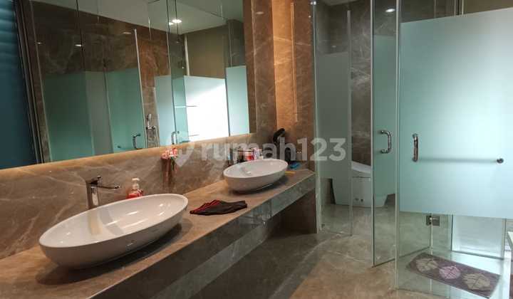 Disewakan Rumah 3 Lantai Semi Furnished 2