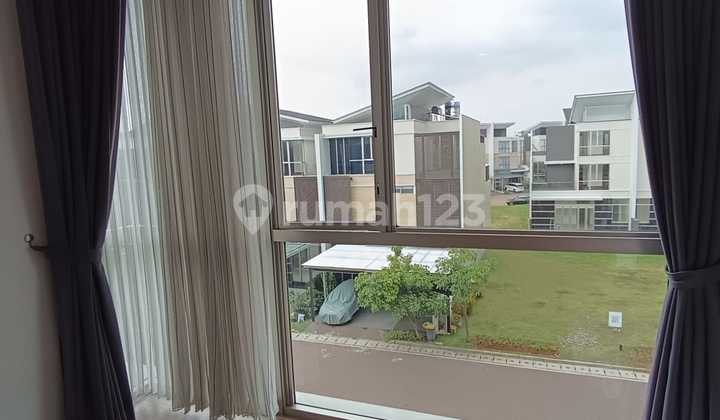 Disewakan Rumah 3 Lantai Semi Furnished Disewakan Rumah 3 Lantai Semi Furnished