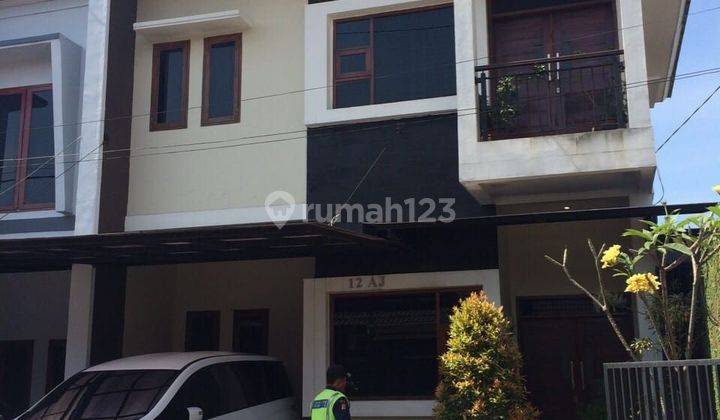 Jual rumah hook 2 lantai dalam komplek siap Huni 1