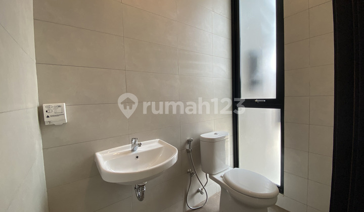 Rumah 3 Lantai di Viola Residence Summarecon Crown Gading 2