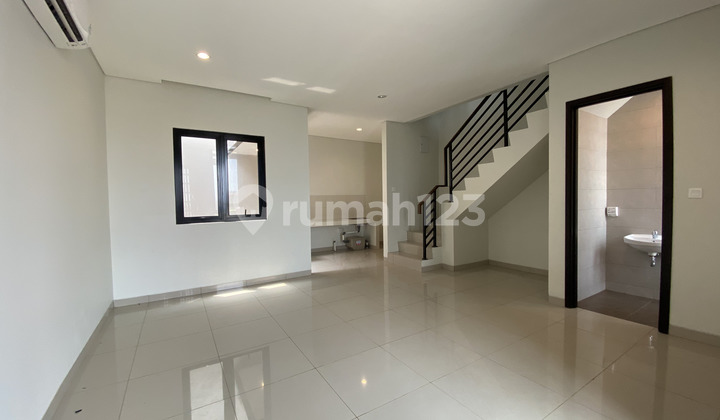 Rumah 3 Lantai di Viola Residence Summarecon Crown Gading