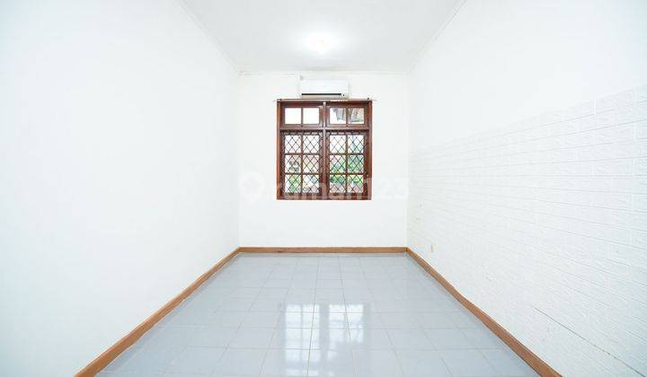 Rumah Hook LT 250 Semi Furnished 15 menit ke Cinere Bellevue Mall Free Renovasi J19925 2