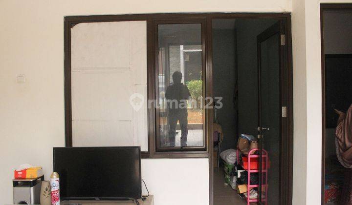 Rumah Seken Terawat Dekat Pusat Perbelanjaan di Depok Hadap Timur J19073 2