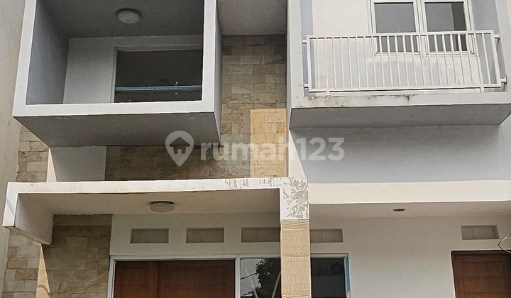 Ready-to-Occupy House in Kalimalang, One Step to Becakayu Toll Road 1