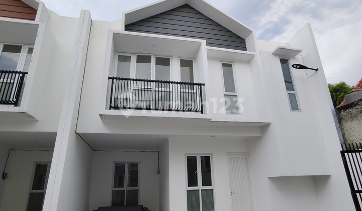 Rumah baru siap huni 2 lantai bebas banjir di jatiwaringin Rumah baru siap huni 2 lantai bebas banjir di jatiwaringin