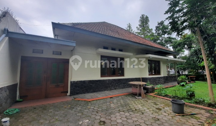 Rumah Bagus Unfurnished SHM di Jl Dr Otten, Bandung 1