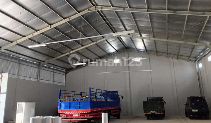 For rent, new warehouse in clean condition in the Caringin Area.