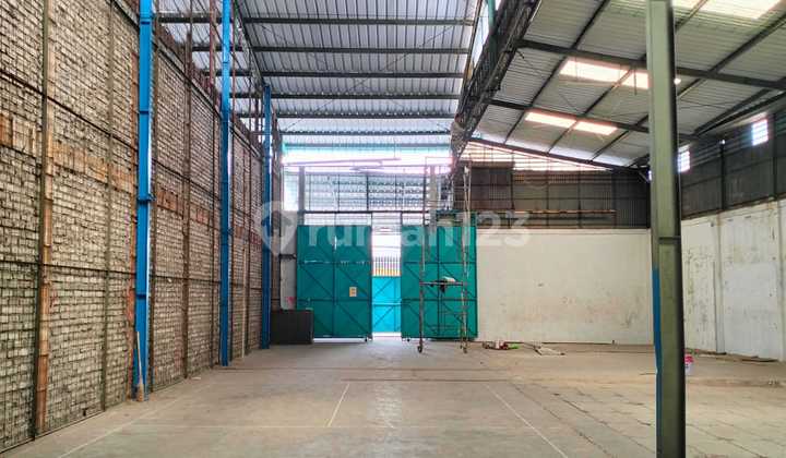 Warehouse for rent, empty, main road Holis Bandung.