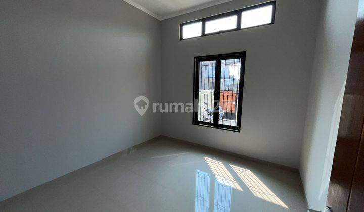 Rumah 1 Lantai 3 KT Dekat Stasiun Jurang Mangu SHM Hadap Timur J25074 2