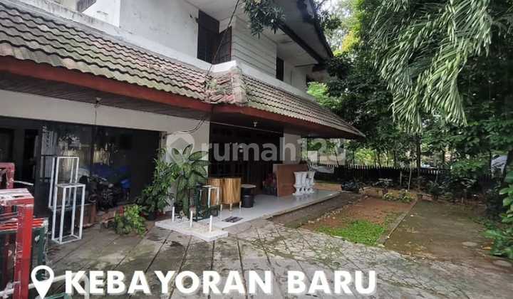 Old house, land size includes the front garden in Kebayoran Baru.