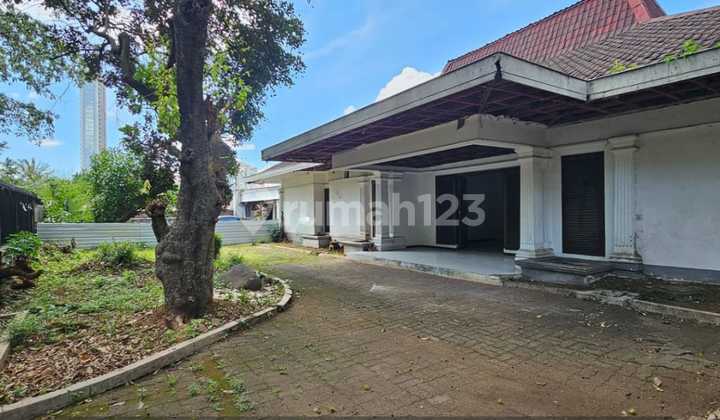Old House with Land Plot, Commercial Zone K2, in Bangka Area