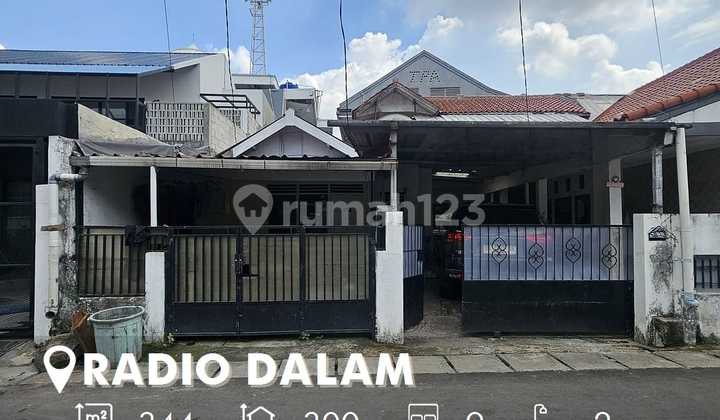 OLD HOUSE WITH BOARDING PAVILION IN RADIO DALAM