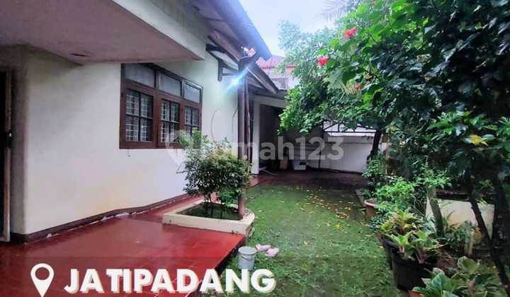 Rumah Tua Terawat Hitung Tanah Di Area Jatipadang
